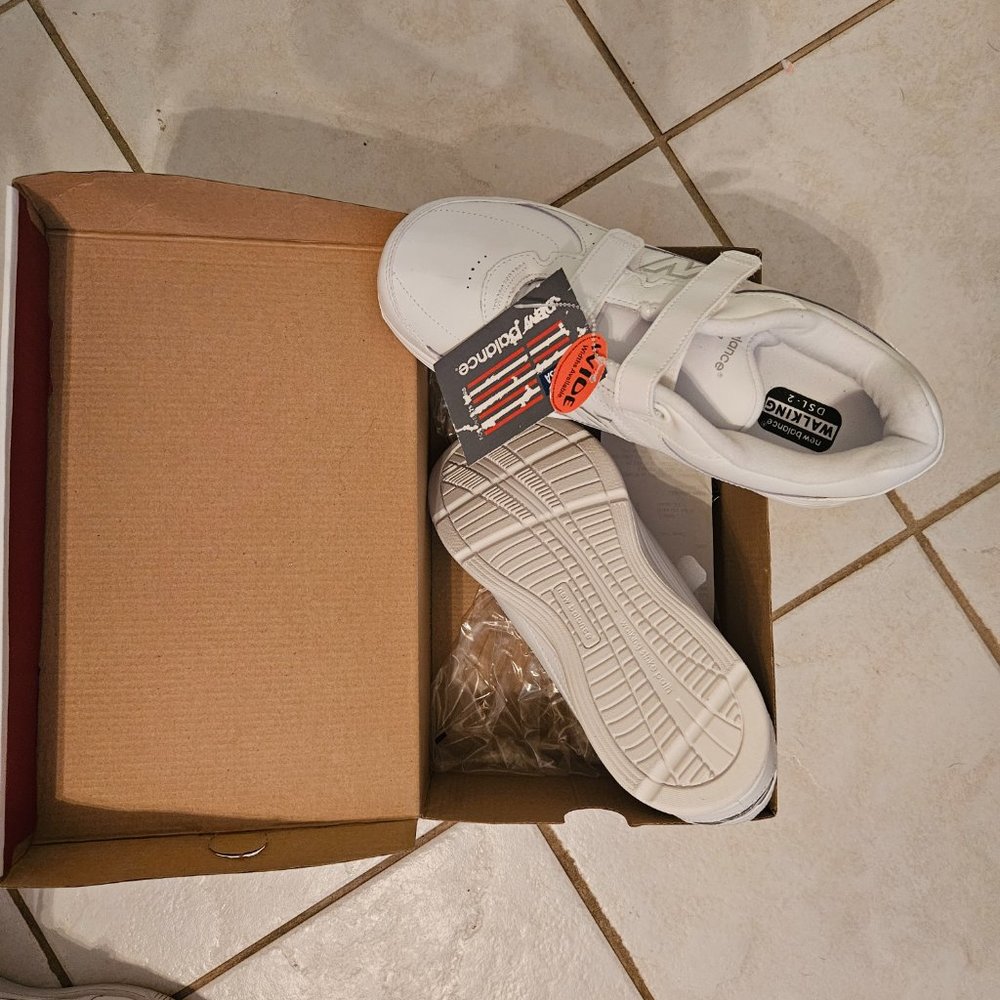 NEW BALANCE MW577VW 10.5/ OR  44 1/2 WHITE MENS